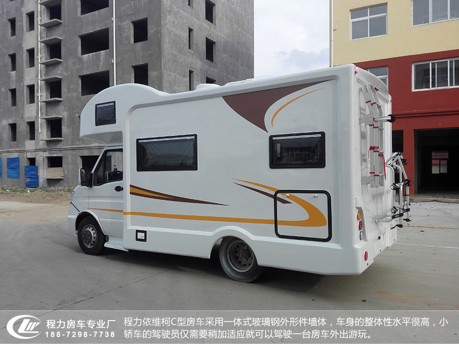 依維柯C型房車左側麵